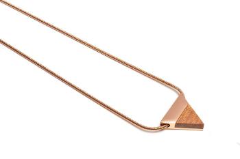 Náhrdelník s dřevěným detailem Rea Necklace Triangle s možností výměny či vrácení do 30 dní