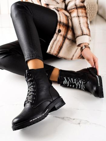 Komfortní dámské černé  kotníčkové boty na plochém podpatku