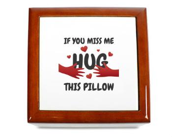 Dřevěná krabička Hug this pillow