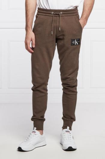 Calvin Klein Calvin Klein Jeans pánské tmavě hnědé tepláky MONOGRAM BADGE WAFFLE HWK PANT