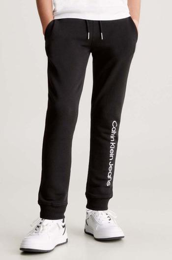 Dětské bavlněné tepláky Calvin Klein Jeans REGULAR JOGGER černá barva, s potiskem, IU0IU00604