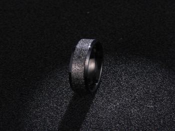 Ziskoun Pánský černý prsten se zdobením z chirurgické oceli SR199 Průměr: Vel. 11 - 22 mm