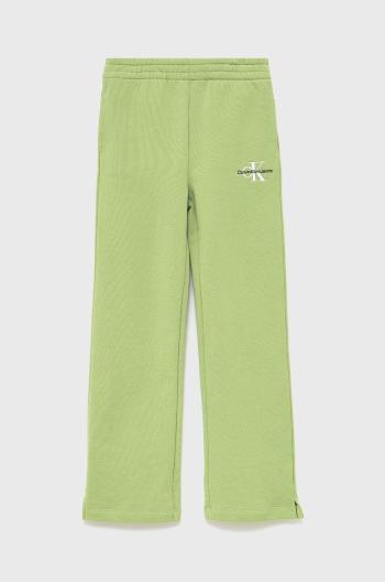 Dětské bavlněné kalhoty Calvin Klein Jeans zelená barva, s aplikací
