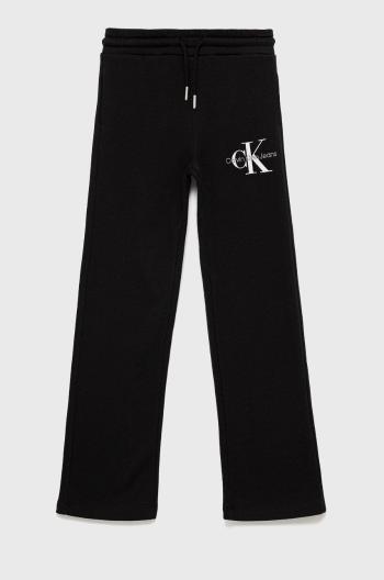 Dětské bavlněné tepláky Calvin Klein Jeans černá barva, s aplikací