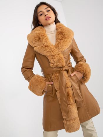 Hnědý koženkový kabát s kožešinovým límcem -AI-PL-TR061.93-camel Velikost: L
