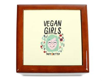 Dřevěná krabička Veganské dívky chutnají líp