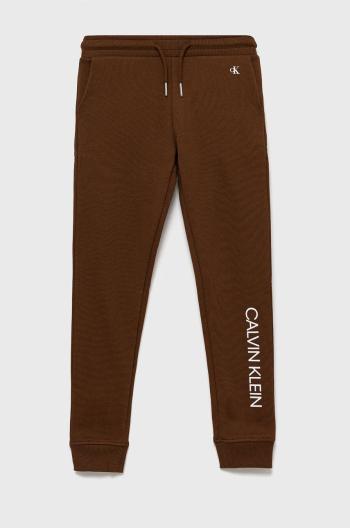 Dětské bavlněné tepláky Calvin Klein Jeans hnědá barva, s potiskem