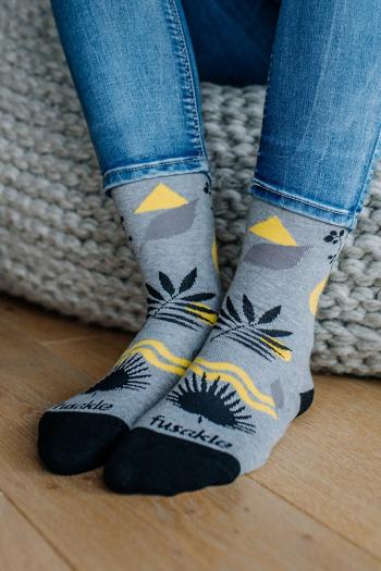 Šedo-žluté vzorované ponožky Picassova zátiší