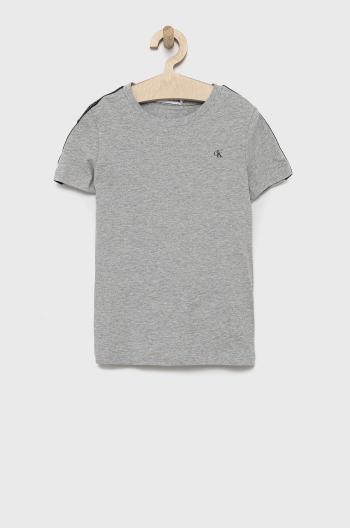 Dětské bavlněné tričko Calvin Klein Jeans šedá barva, s aplikací