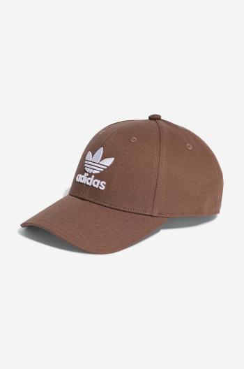 Bavlněná baseballová čepice adidas Originals hnědá barva, IB9970