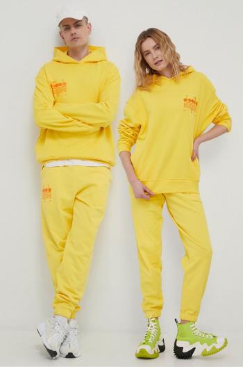Bavlněné kalhoty Diadora žlutá barva, s potiskem