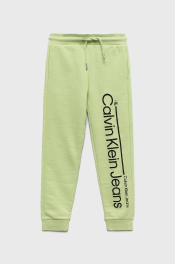 Dětské tepláky Calvin Klein Jeans zelená barva, s potiskem