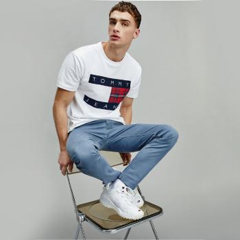 Tommy Jeans pánské bílé tričko Flag Tee - M (YBR)