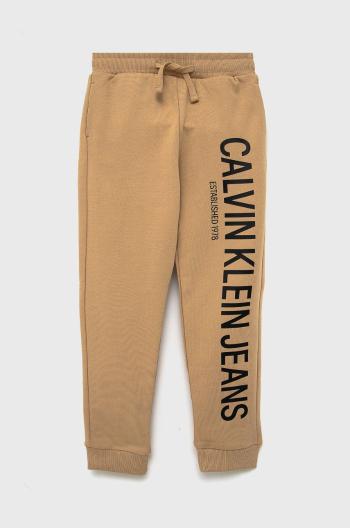 Dětské bavlněné kalhoty Calvin Klein Jeans béžová barva, s potiskem