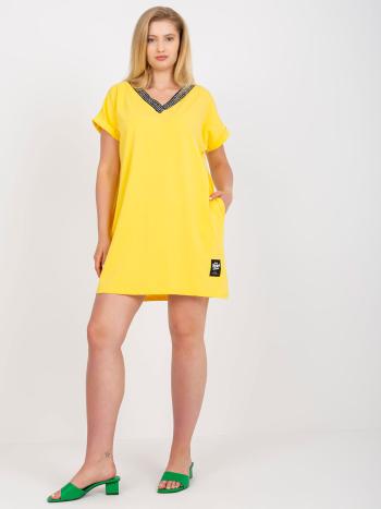 ŽLUTÉ MINI ŠATY LEMOVANÉ NÁPISY -RV-BZ-7862.10P-YELLOW Velikost: ONE SIZE