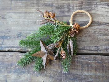 Vánoční závěsná větvička se šiškami Fir Branch - 27cm 39061500 (39615-00)