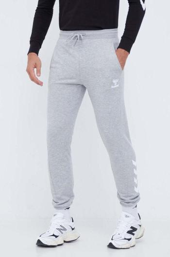 Tepláky Hummel hmlISAM 2.0 REGULAR PANTS šedá barva, s potiskem, 214336