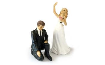 Klečící ženich a mávající nevěsta  - svatební figurky na dort - 