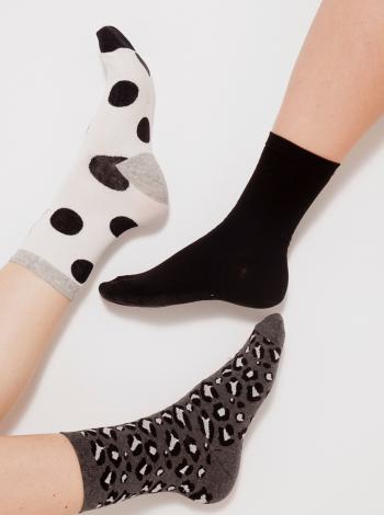 Sada tří párů vzorovaných ponožek v bílé, černé a šedé barvě CAMAIEU