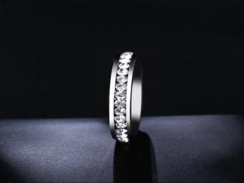 Ziskoun Decentní prsten s řadou zirkonů z chirurgické oceli SR193 Průměr: Vel. 10 - 21 mm