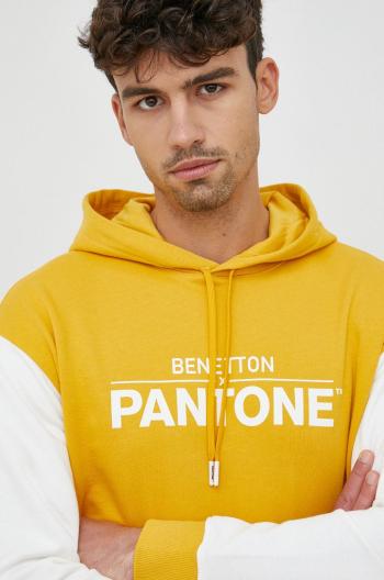 Bavlněná mikina United Colors of Benetton X Pantone pánská, žlutá barva, s kapucí, vzorovaná