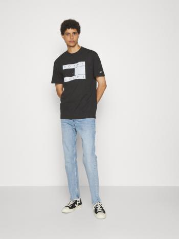 Tommy Jeans pánské černé triko SPRAY FLAG  - XXL (BDS)