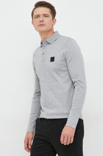 Bavlněné tričko s dlouhým rukávem BOSS šedá barva, s aplikací