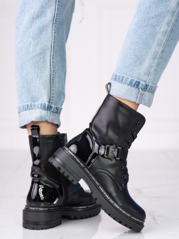 Jedinečné černé dámské  kotníčkové boty na plochém podpatku