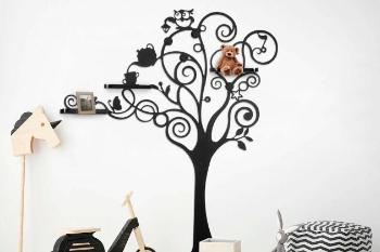 CREATIVE kovová nástěnná dekorace s motivem stromu s policemi a háčkami na zavěšení