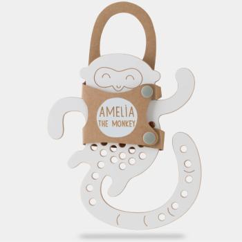 Milin Big Wooden Lacing Toy Monkey Amelia aktivity hračka 20 cm x 17,5 cm x 0,7 cm 1 ks