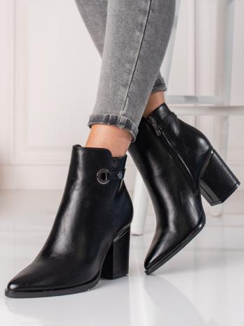 Pěkné  kotníčkové boty černé dámské na širokém podpatku