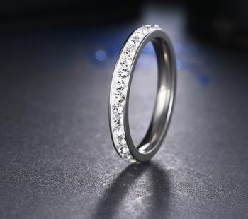 Ziskoun Decentní prsten z chirurgické oceli s malými zirkonky s bílým pozadím SR000049 Velikost: 9