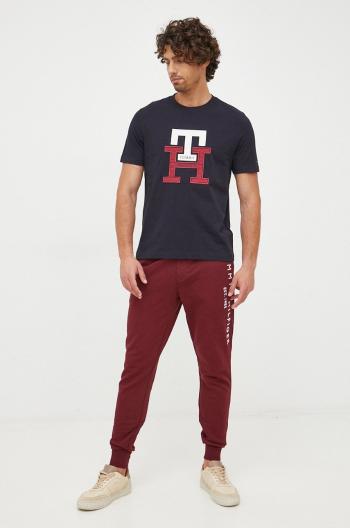 Bavlněné tepláky Tommy Hilfiger vínová barva, s aplikací