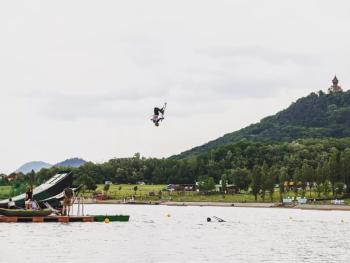 Lekce freestyle lyžování se skoky do vody