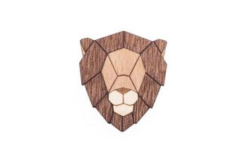 Dřevěná brož Lion Brooch s praktickým zapínáním a možnosti výměny či vrácení do 30 dnů zdarma