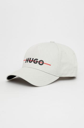 Bavlněná čepice HUGO šedá barva, s potiskem