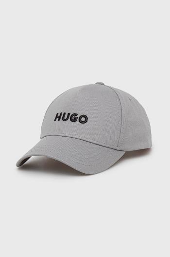 Čepice HUGO šedá barva, s aplikací