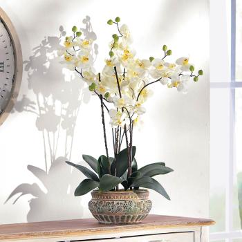 Umělá orchidej v keramickém květináči