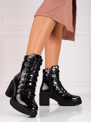 Pohodlné černé dámské  kotníčkové boty na širokém podpatku