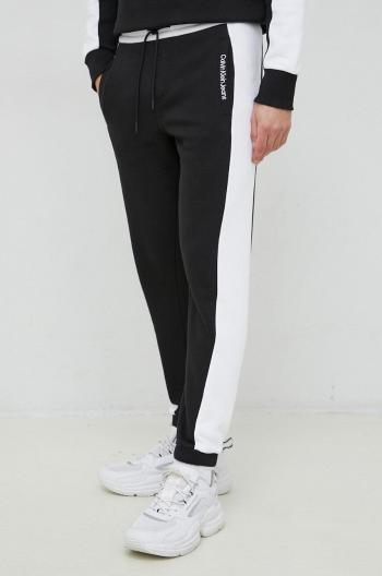 Tepláky Calvin Klein Jeans černá barva, vzorované