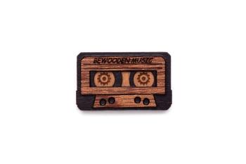 Dřevěná brož Cassette Brooch s praktickým zapínáním a možností výměny či vrácení do 30 dnů zdarma