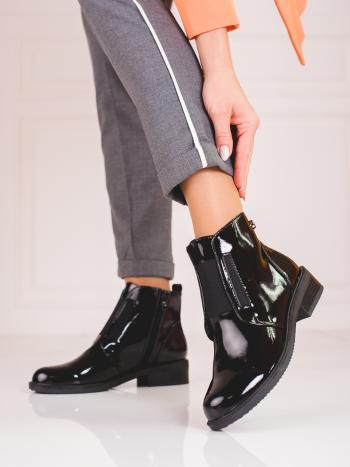 Zajímavé dámské  kotníčkové boty černé na plochém podpatku
