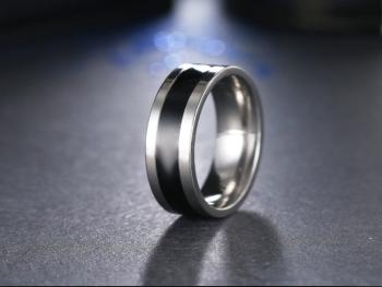 Ziskoun Pánský prsten s černým zdobením z chirurgické oceli SR183 Průměr: Vel. 10 - 21 mm