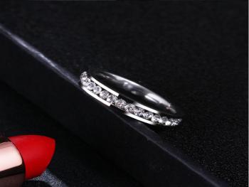 Ziskoun Decentní prsten s řadou zirkonů z chirurgické oceli SR193 Průměr: Vel. 6 - 17 mm