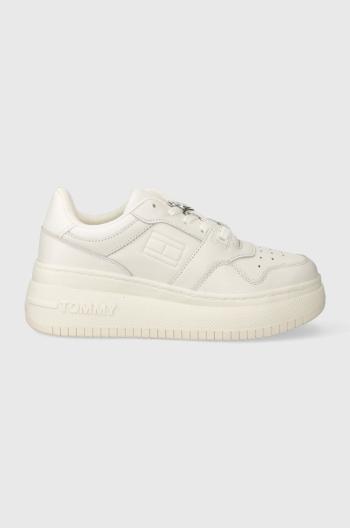 Kožené sneakers boty Tommy Jeans TJW RETRO BASKET FLATFORM CHARM bílá barva, EN0EN02245