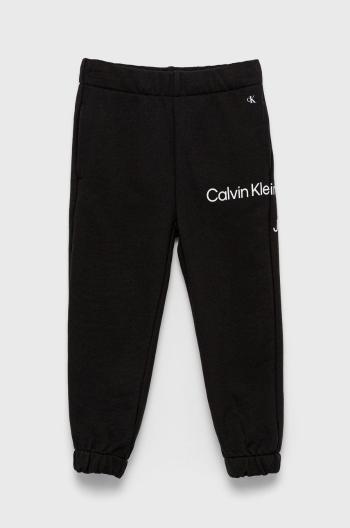 Dětské bavlněné tepláky Calvin Klein Jeans černá barva, s potiskem