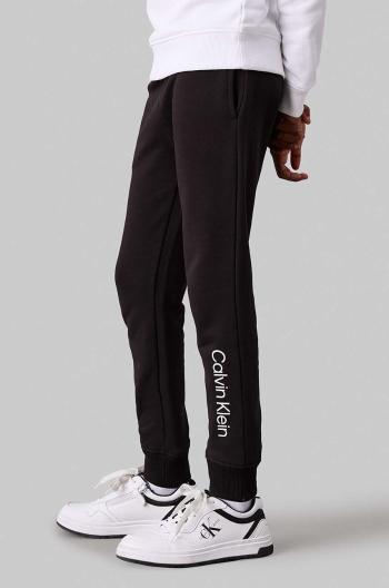 Dětské bavlněné tepláky Calvin Klein Jeans REGULAR JOGGER černá barva, s potiskem, IU0IU00681