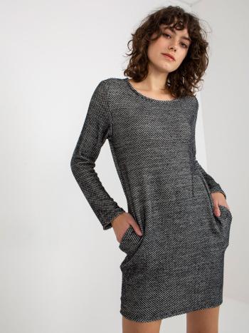 TMAVĚ ŠEDÉ PLETENÉ ŠATY S KAPSAMI -YP-TU-CXJ9043.83-DARK GREY Velikost: ONE SIZE