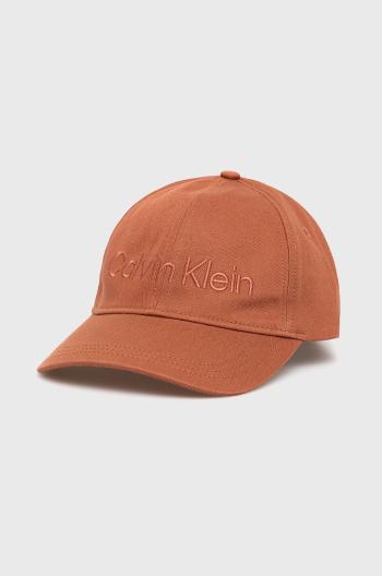 Bavlněná čepice Calvin Klein hnědá barva, s aplikací