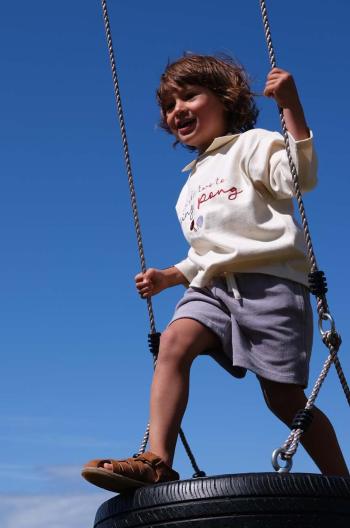 Dětská bavlněná košile s dlouhým rukávem Konges Sløjd béžová barva, s aplikací